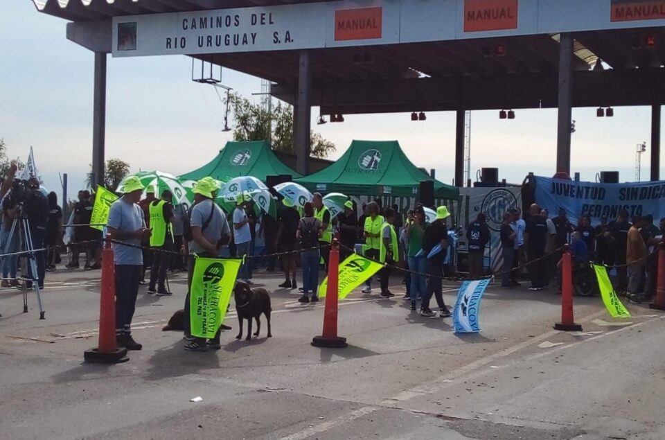 Protesta en el puente Victoria-Rosario: trabajadores exigieron continuidad laboral