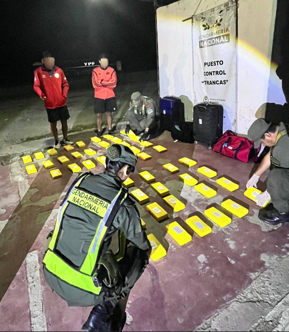 Tucumán: Dos pasajeros viajaban con más de 51 kilos de cocaína en el equipaje y quedaron detenidos