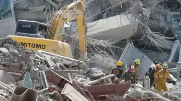Un fuerte terremoto en Birmania derrumba numerosos edificios y Cruz Roja advierte de que el impacto «será grande»