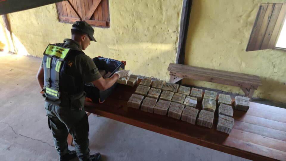 Corrientes: Trasladaban una valija cargada con 514.310.000 pesos sin justificar su legal procedencia