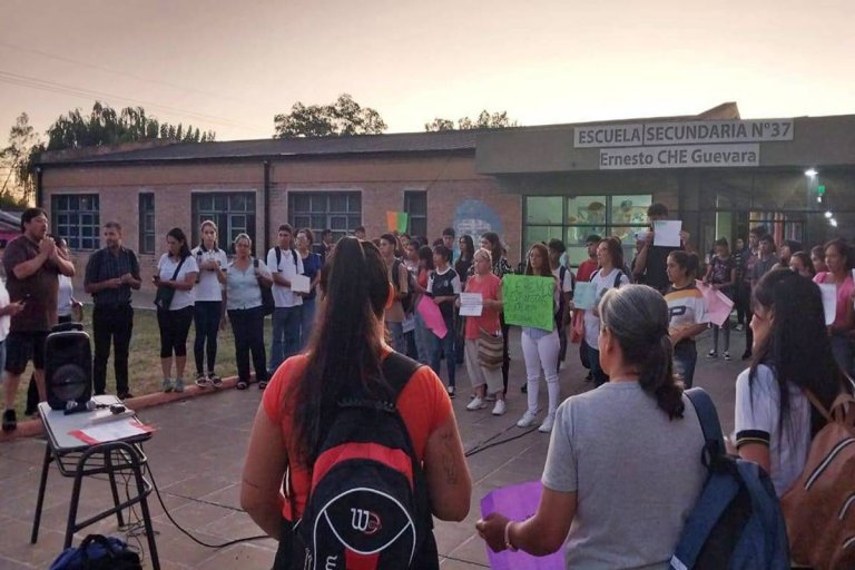 Otra escuela de Concordia se moviliza por la falta de continuidad de varios cursos