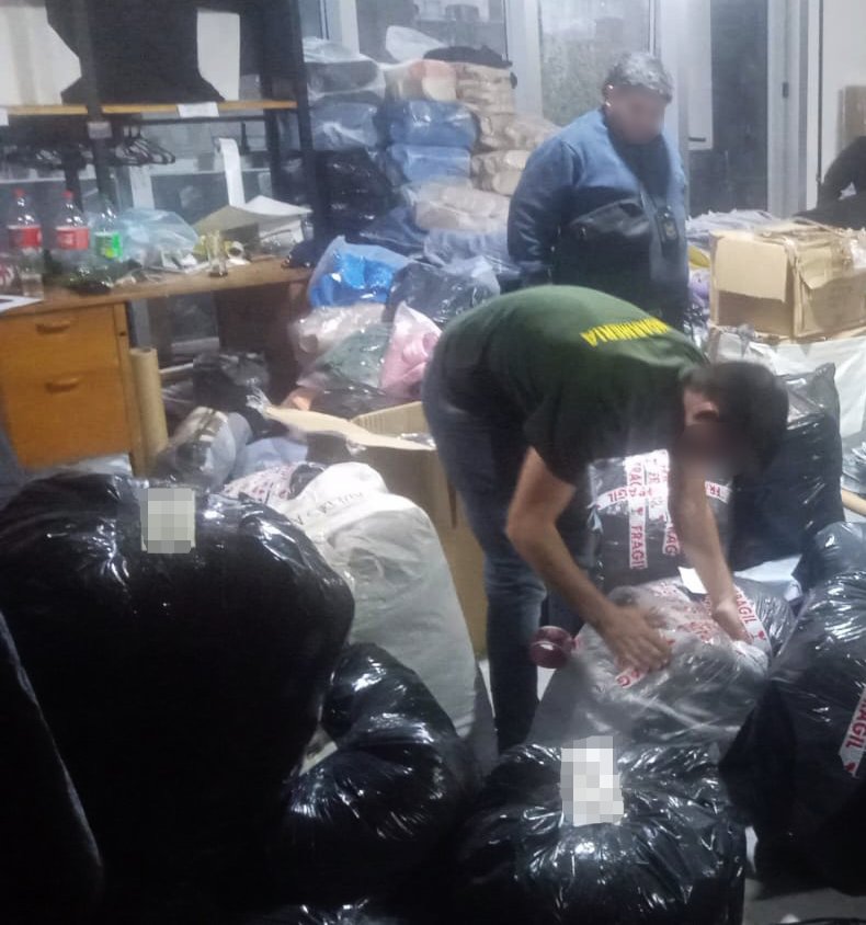 CABA: Gendarmes allanaron cuatro departamentos de un ex policía vinculado al narcotráfico e infracción a la Ley de Marcas