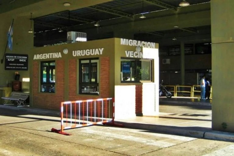 Un hombre y una mujer que trabajan en el paso fronterizo fueron acusados de contrabando y quedaron detenidos