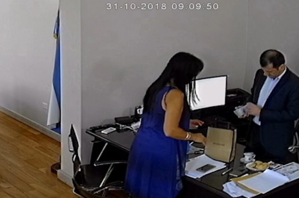 Se filtraron las imágenes de Kueider contando dinero en Casa de Gobierno