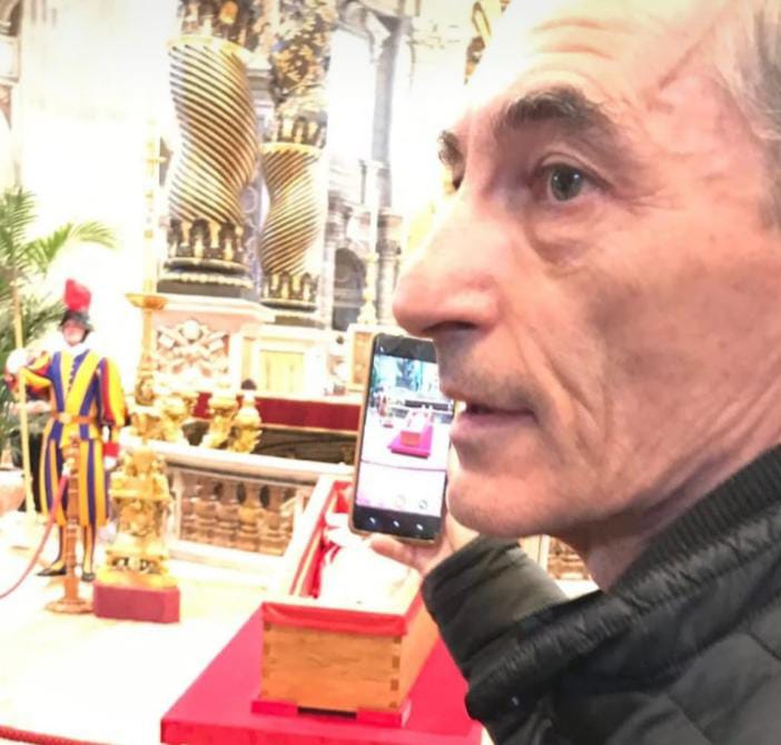 Un gesto polémico: el juez de paz Guillermo Vega y su esposa posan en el fallecimiento del Papa, desatando críticas
