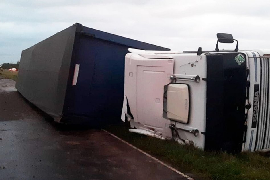 «Camión volcado genera operativo vial en la Autovía 12»