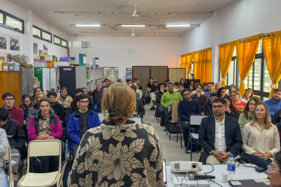 Se realizó el primer encuentro del trayecto formativo «Docentes y estudiantes explorando la robótica educativa» en la Escuela Secundaria Nº16 Del Centenario, en Paraná