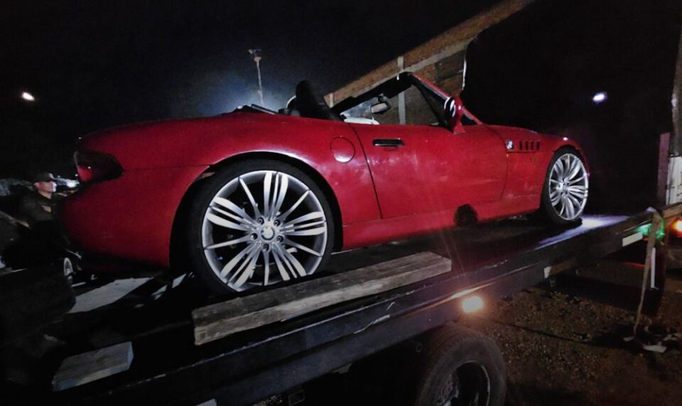  Gendarmería descubre un BMW Z3 oculto en un camión de mudanza en la Ruta 14