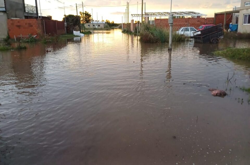 Asisten a familias afectadas por las intensas lluvias en Ibicuy: operativo de emergencia en marcha