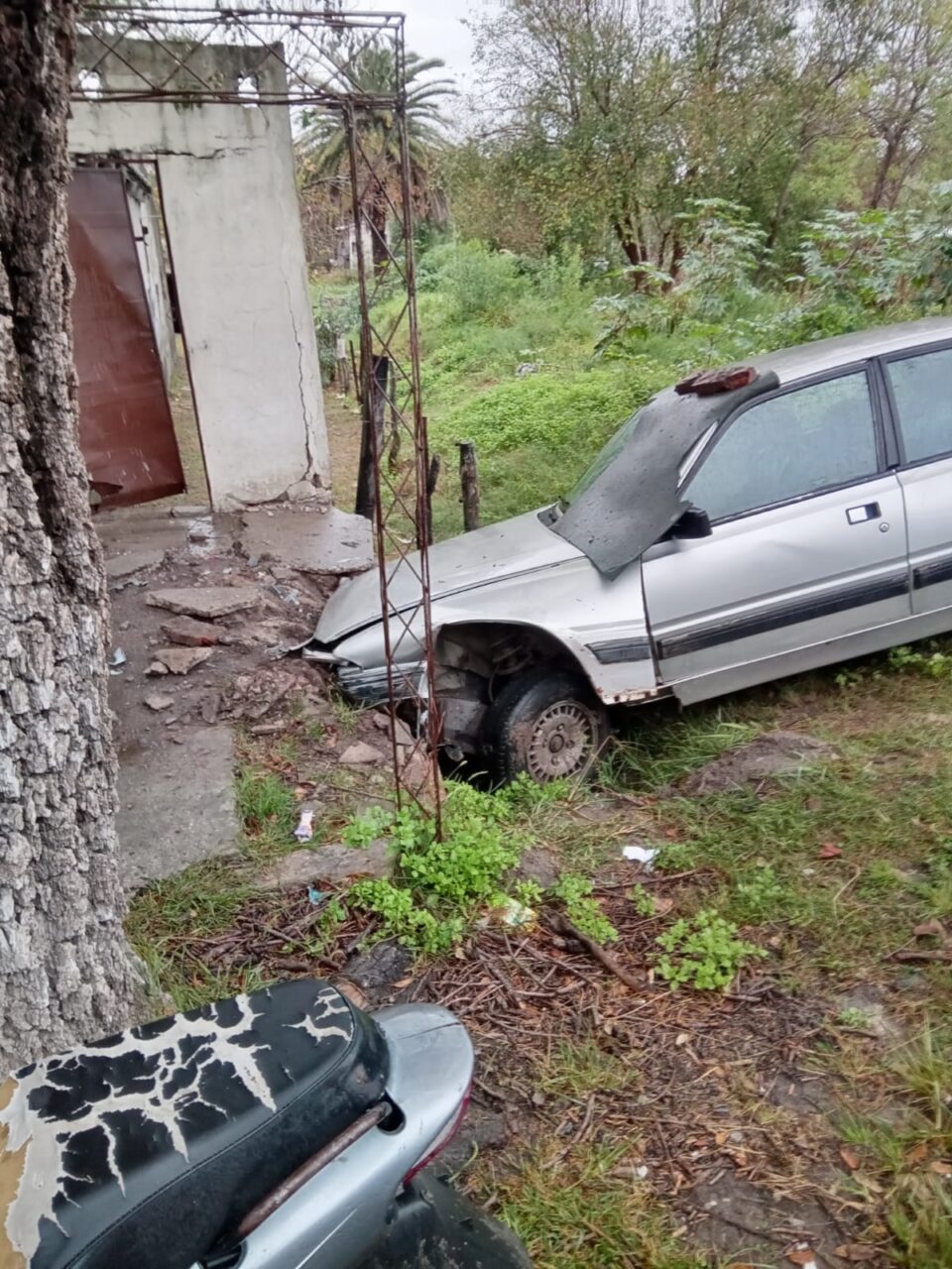 Accidente en Avenida Córdoba: un Peugeot gris terminó en una zanja tras perder el control