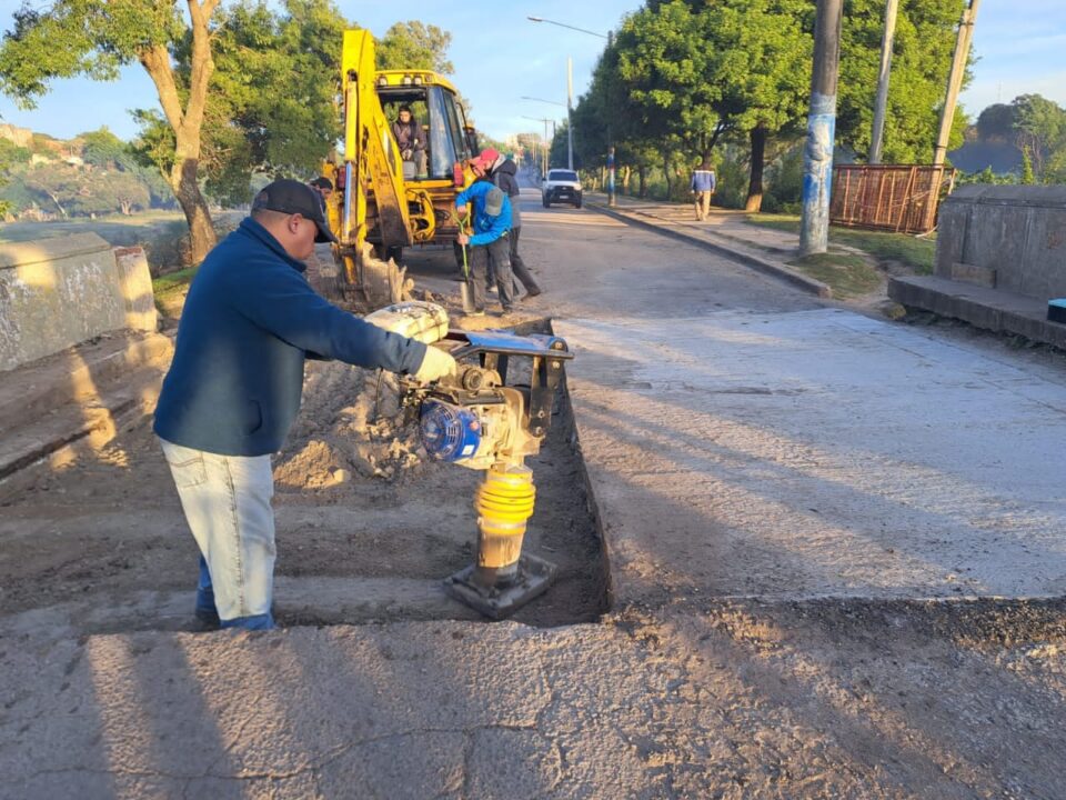 Personal de Obras públicas continúa trabajando para mejorar la transitabilidad.