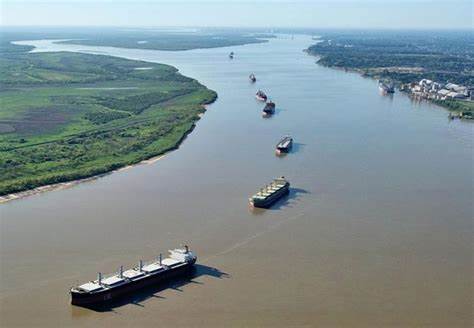 El Gobierno Nacional desregula la navegación en los ríos Paraná y Uruguay con el DNU 340/25