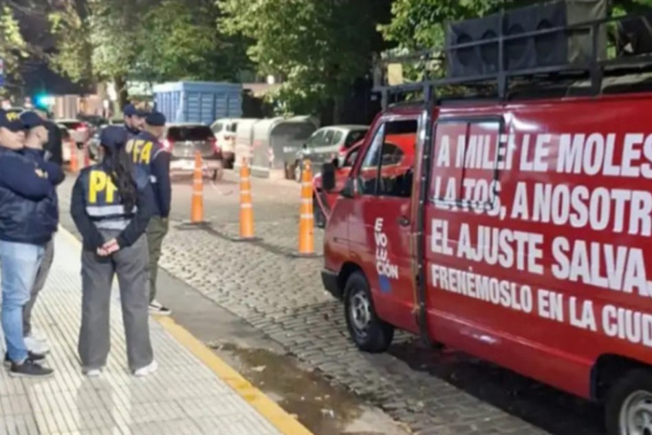 Detienen a militantes radicales en medio de campaña contra Milei