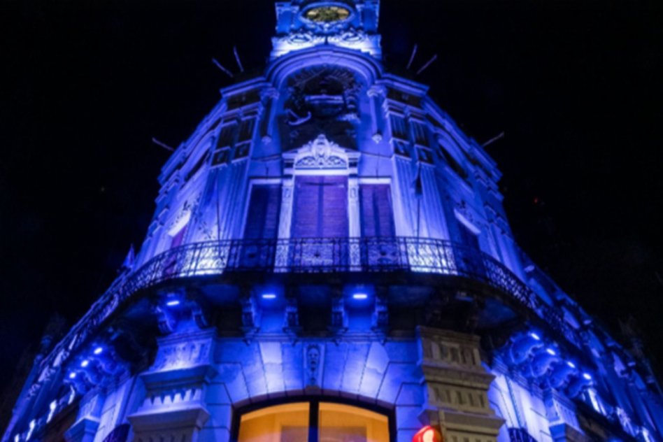 El Palacio Municipal se ilumina en conmemoración del Día Mundial de la Fibromialgia