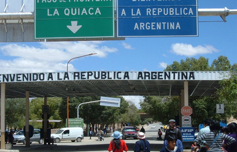 Argentina endurece su política migratoria: expulsión de inmigrantes con antecedentes penales y restricciones en servicios públicos