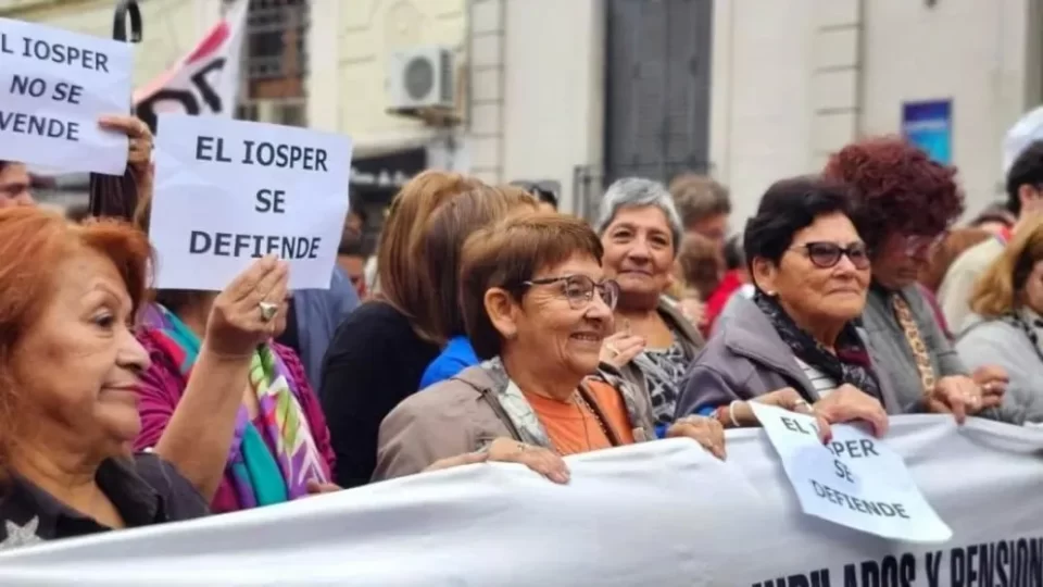 La Intersindical se moviliza antes de la reunión con senadores