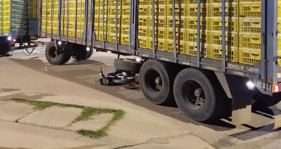 Grave accidente en Entre Ríos: adolescente internada tras chocar en moto contra un camión
