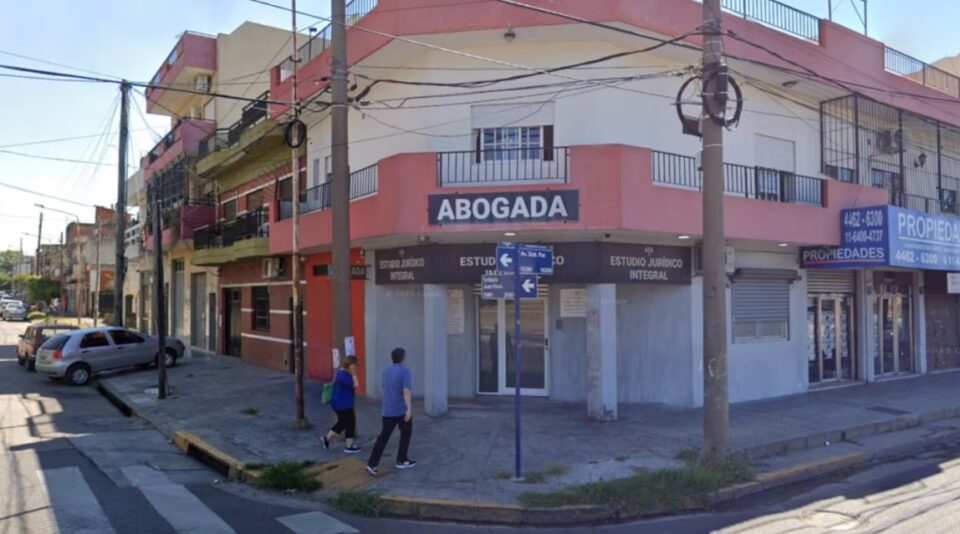 Ataque brutal en Villa Celina: un cliente irrumpió en un estudio jurídico y apuñaló a su abogada
