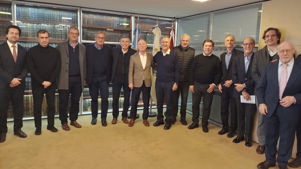 «Silencio y tensión en el PJ cordobés: De la Sota rompe filas tras la condena a Cristina»