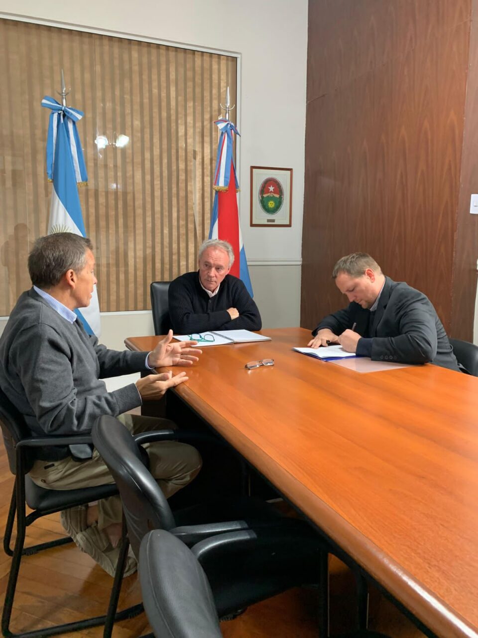 Este martes 10, el Intendente Walter Martin, acompañado por el Secretario de Obras Públicas, Nicolás Merlo, mantuvieron una reunión en la ciudad de Paraná con el Ministro de Planeamiento, Infraestructura y Servicios de la provincia, Darío Schneider.