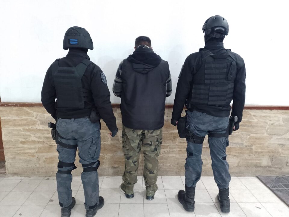 Golpe al narcomenudeo en Santa Elena: secuestran cocaína, dinero y detienen a un hombre