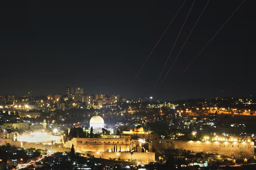 Escalada sin precedentes: Israel bombardeó instalaciones nucleares en Irán e Irán respondió con más de 150 misiles sobre Tel Aviv