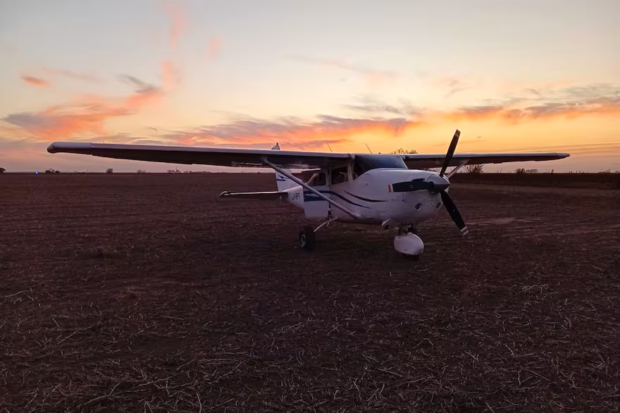 Avioneta aterriza en un potrero en Santa Fe: dos detenidos con miles de dólares