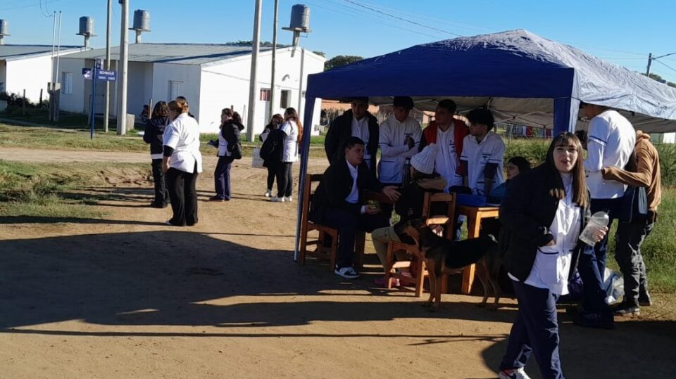 Acción comunitaria: estudiantes de enfermería realizan reconocimiento de la población y acceso a la salud en barrio 100 Viviendas