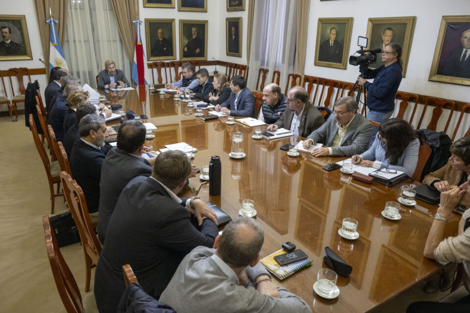 El gobernador encabezó una nueva reunión de gabinete centrada en obras viales y cuidado del gasto público