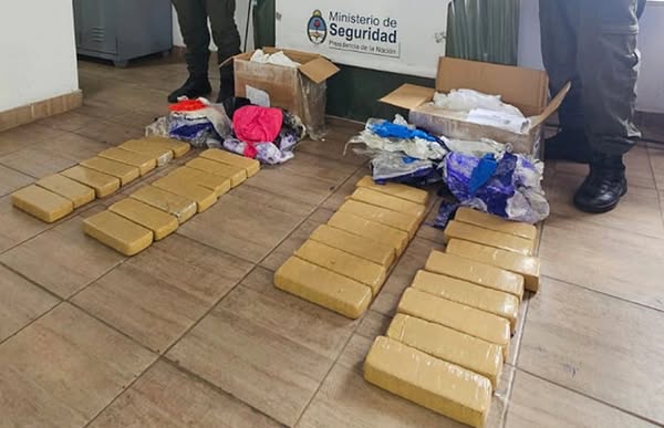 gendarmería  en concordia  detectaron  22 kilos de estupefacientes  ocultos  en una encomienda  y detuvieron  en neuquen al destinatario