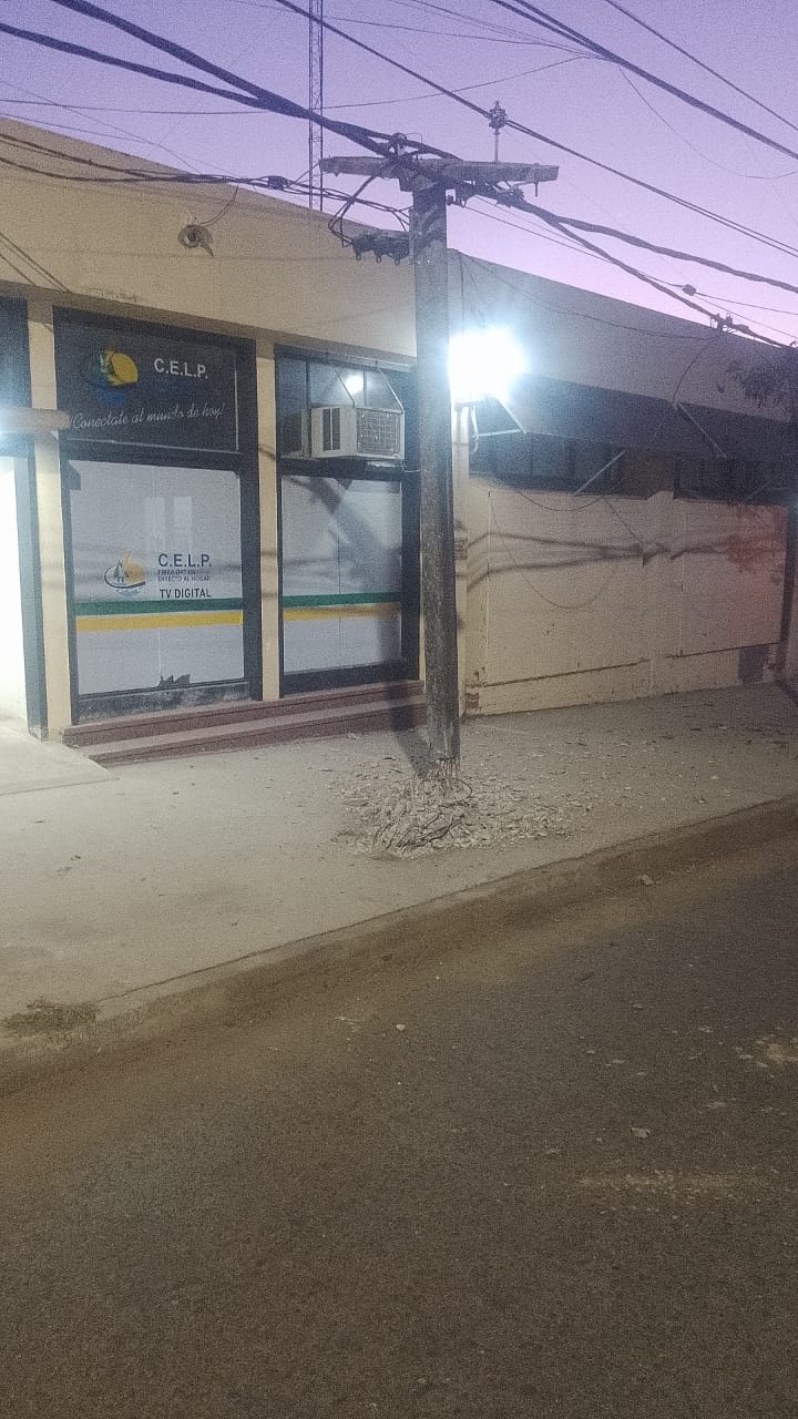 Choque contra poste de luz en calle Berón de Astrada: sin lesiones, vehículo entregado tras control