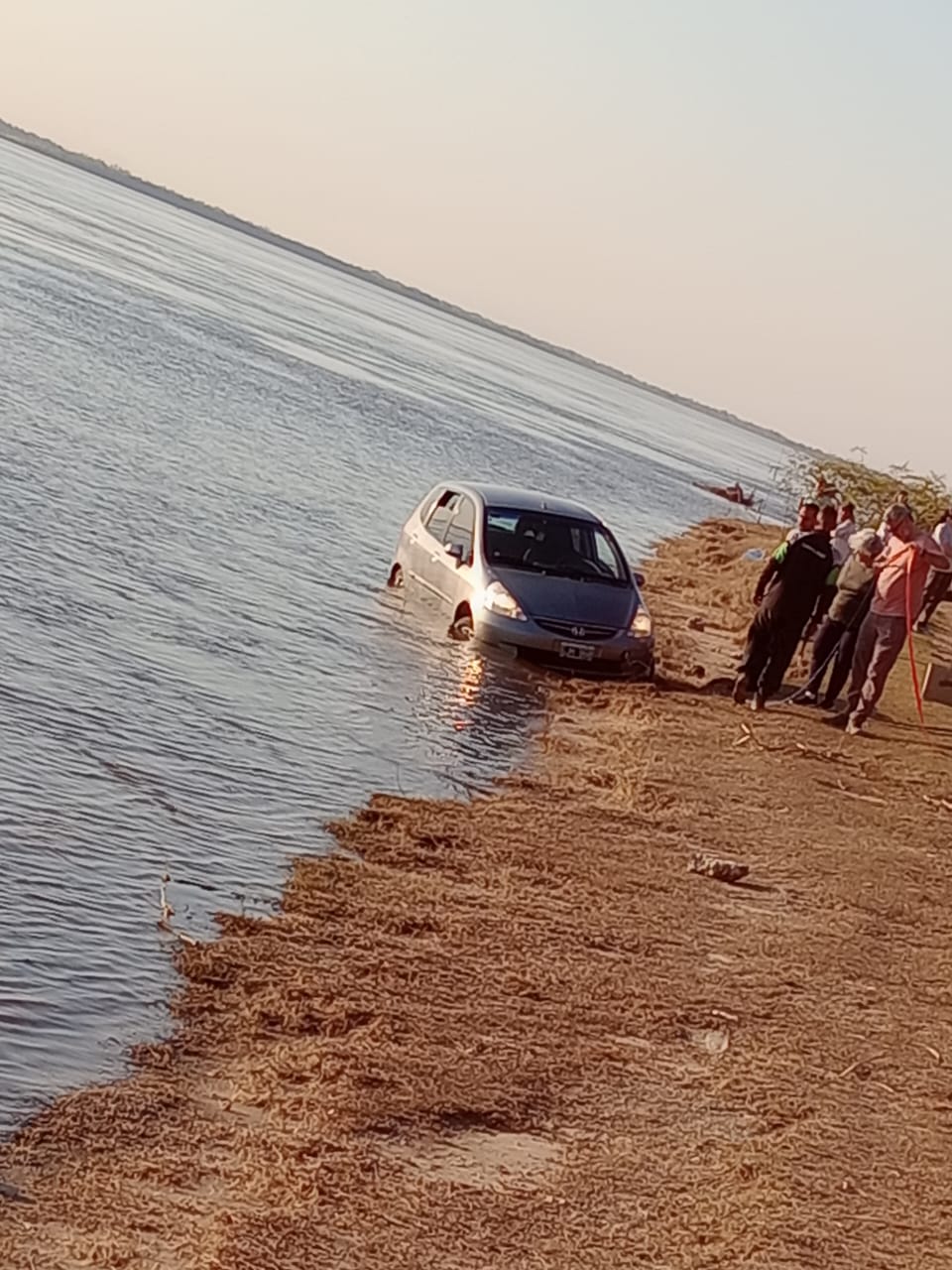 Susto en la curtiembre de La Paz: un auto cayó al río Paraná y fue confundido con una lancha