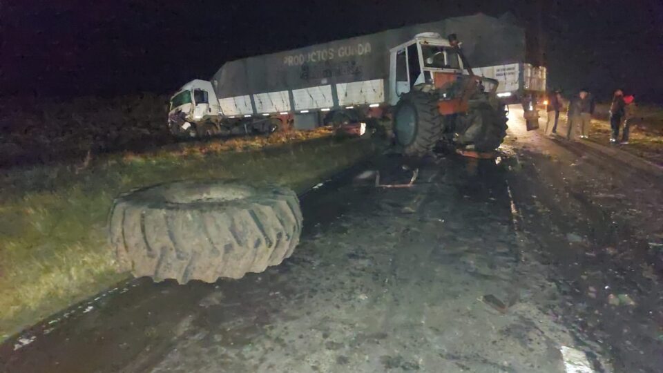 Siniestro vial en Ruta Nacional 12: un conductor hospitalizado tras colisión entre tractor y camión