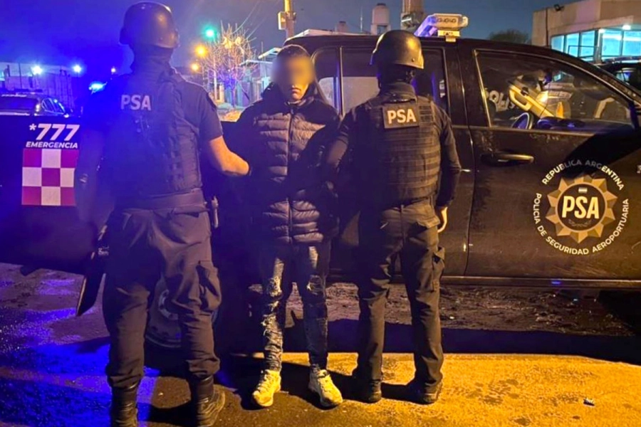 Detuvieron a un hombre con más de 900 dosis de cocaína en Rosario: operativo en barrio Vía Honda