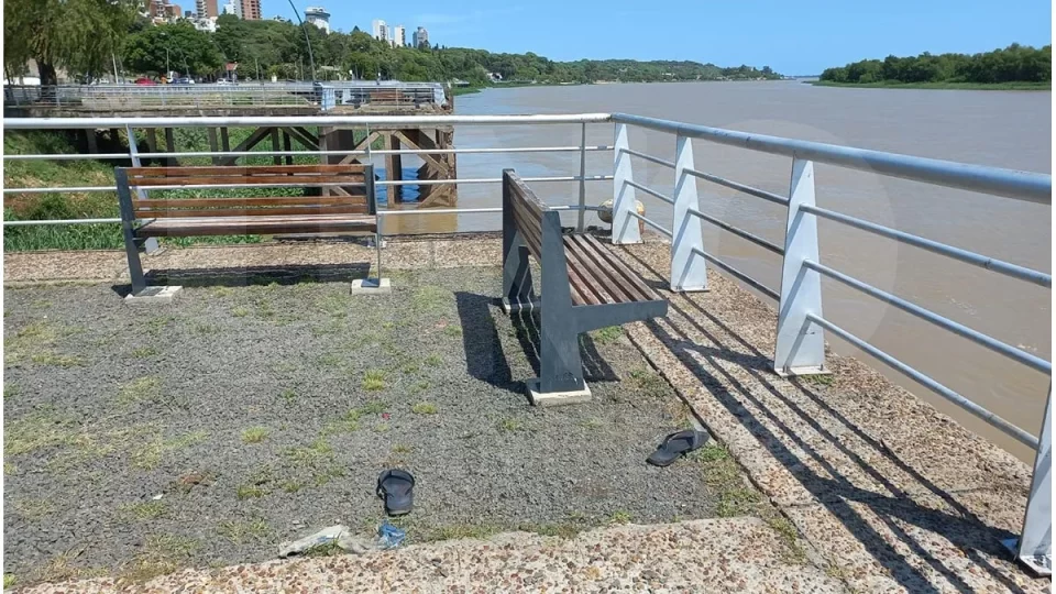 Buscan a un hombre que se arrojó al río en Paraná: el silencio que arrastra la corriente