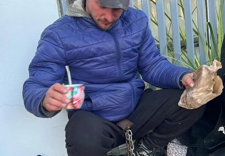 “Me dejaron sin nada”: un trabajador se encadenó frente al municipio de San Benito tras ser despedido