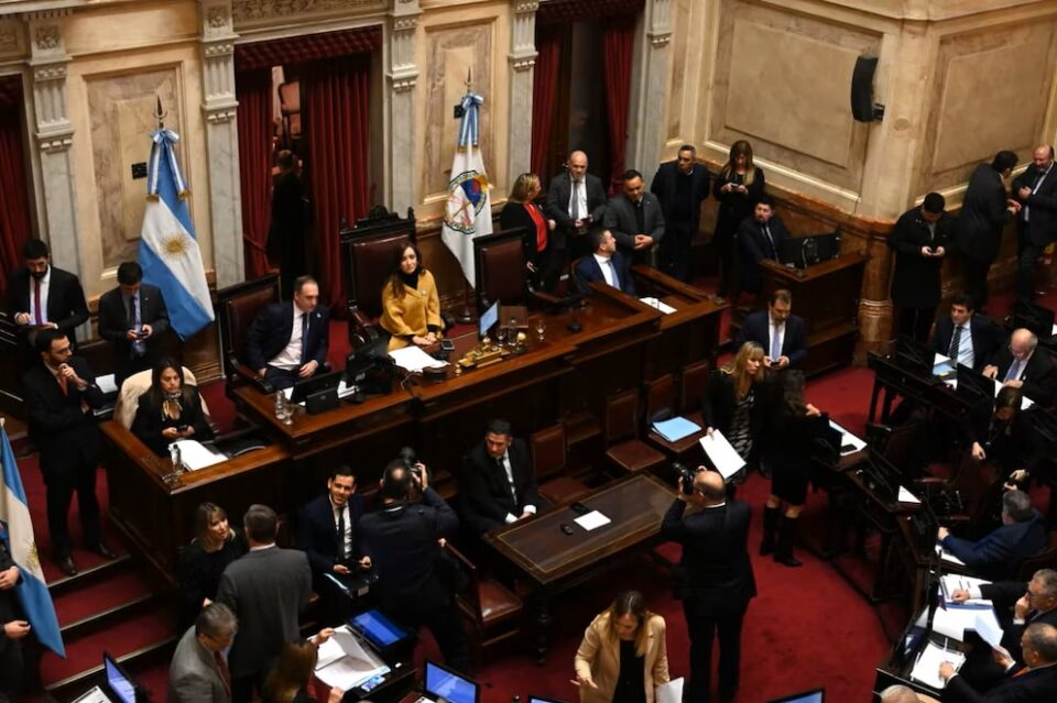 “Universidades en pie, política en tensión: el reloj marcó las prioridades”