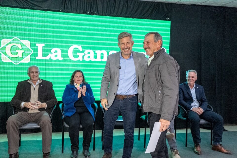 El gobernador entregó certificados de financiamiento por 1.000 millones de pesos a productores