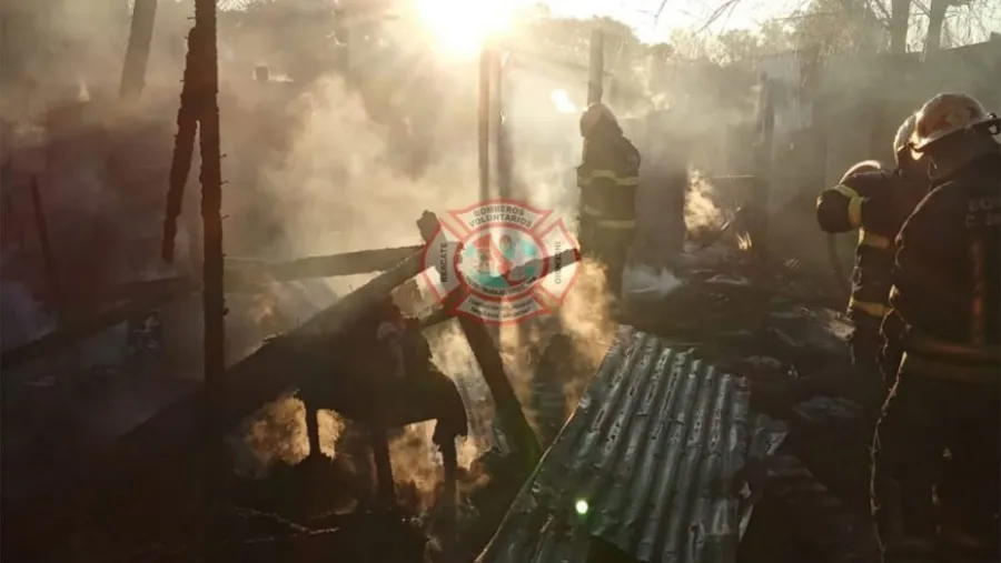 Bomberos agredidos mientras combatían un incendio en Concepción del Uruguay