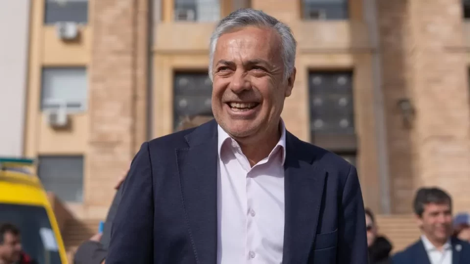 Cornejo autoriza aumentos escalonados para estatales contratados: alivio parcial en medio de la recesión