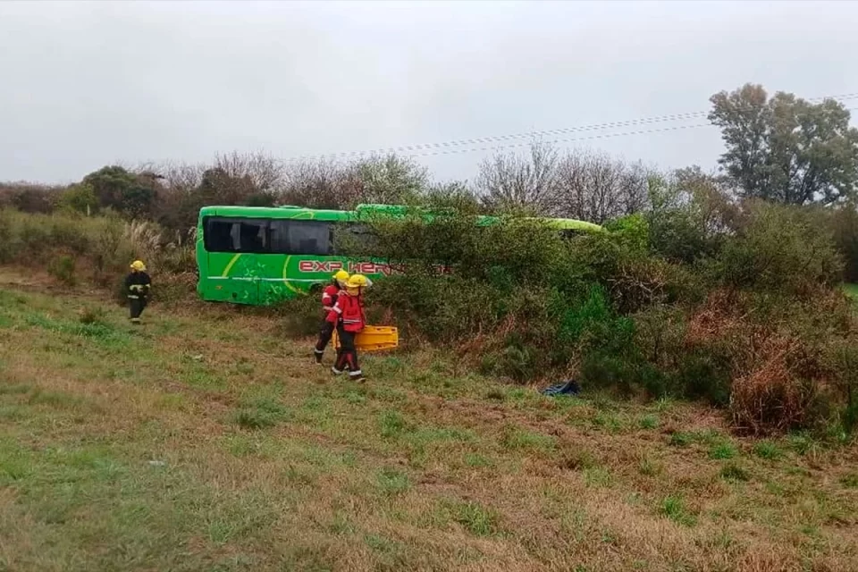 Milagro en Ruta 12: colectivo embiste cubierta desprendida y evita tragedia