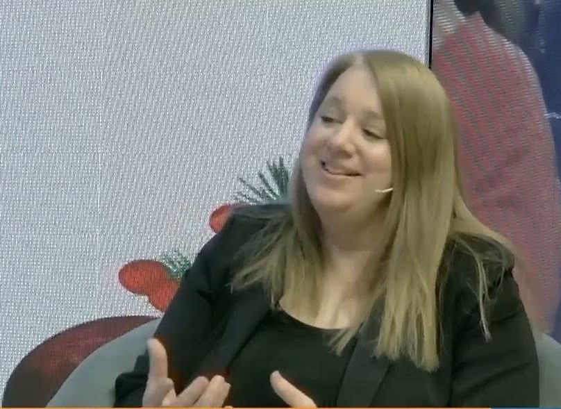 Cuando el micrófono incomodan más que el expediente“ en  diálogo entre Mariela Hidalgo y la presidente del CONAF Clarisa Sack sobre la protección infantil en La Paz”