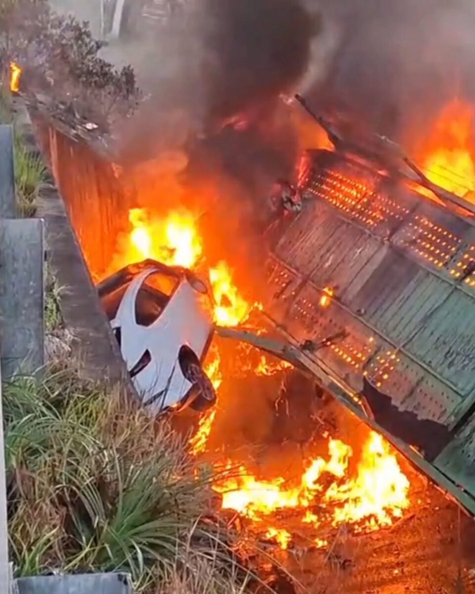 Tragedia en la Ruta 14: un camión con autos 0 km volcó y se incendió en Corrientes
