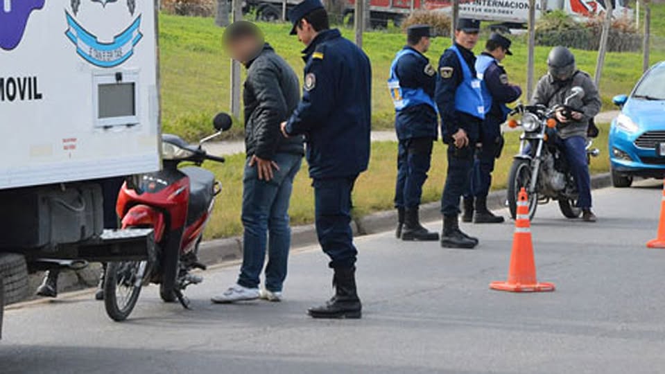 EL CIUDADANO, VICTIMA DE LA MANIOBRA, , NOTÓ EL DELITO COMETIDO POR EL POLICIA CUANDO FUE A RENOVAR LA LICENCIA DE CONDUCTOR #