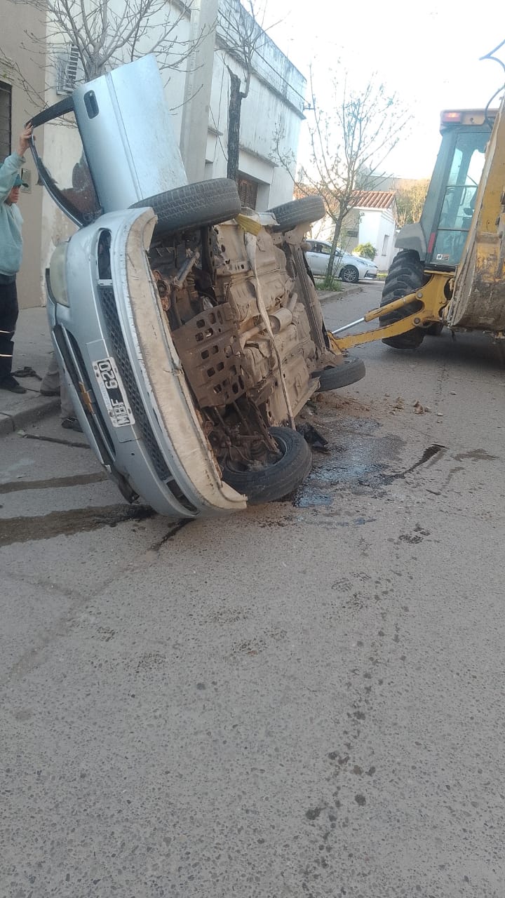 Vuelco sin heridos en calle España: joven conductor salió ileso