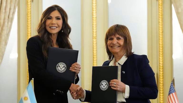  Estados Unidos pausó el acuerdo de exención de visas para argentinos: preocupación por escándalos en el gobierno