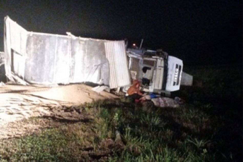  Ruta 6: volcó un camión y el chofer fue rescatado por bomberos