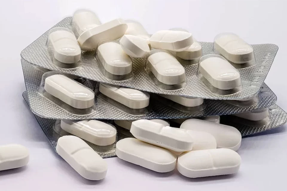 Clausuran laboratorio por graves fallas en la producción de medicamentos esenciales