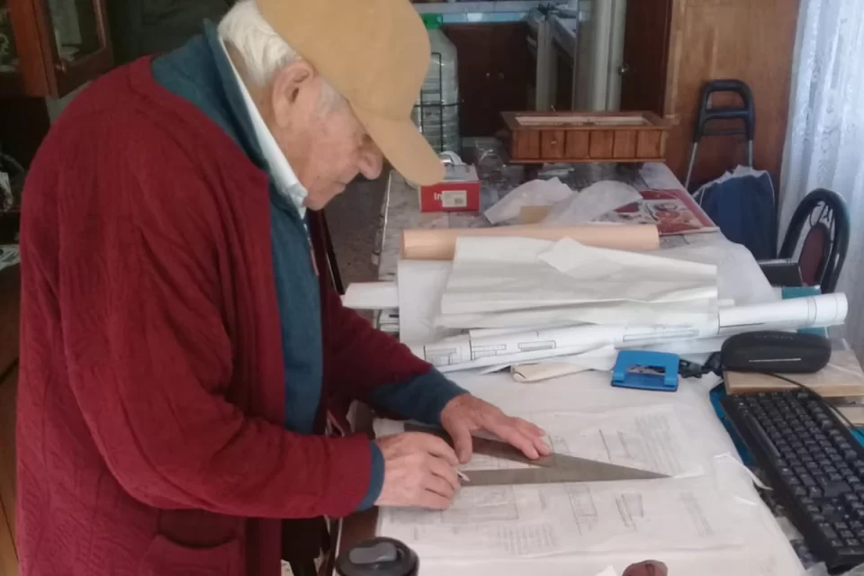 Nunca es tarde para construir sueños: la historia de Eugenio, el estudiante de 93 años que emociona a Montevideo
