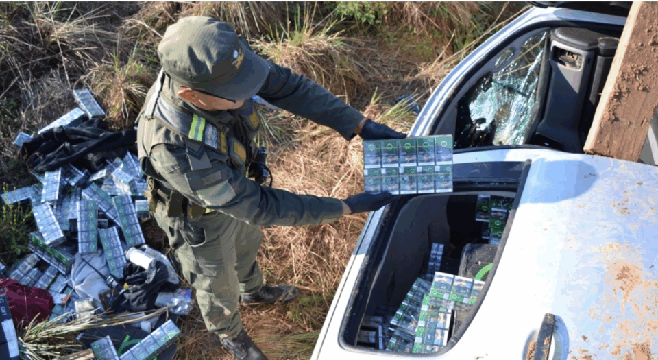 Corrientes: Volcó una camioneta con 21.500 paquetes de cigarrillos de contrabando